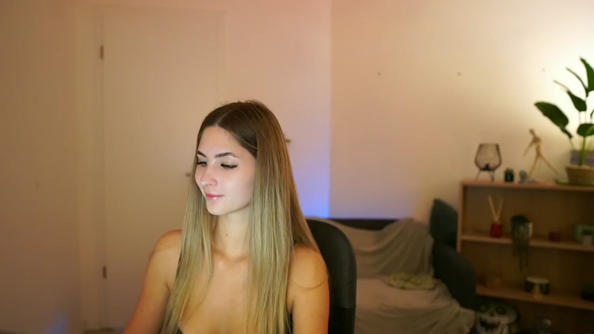 Gallery image thumbnail from CuteGirl_18's myfreecams stream on, 01/19/2025, 18:09 image 14 of 20