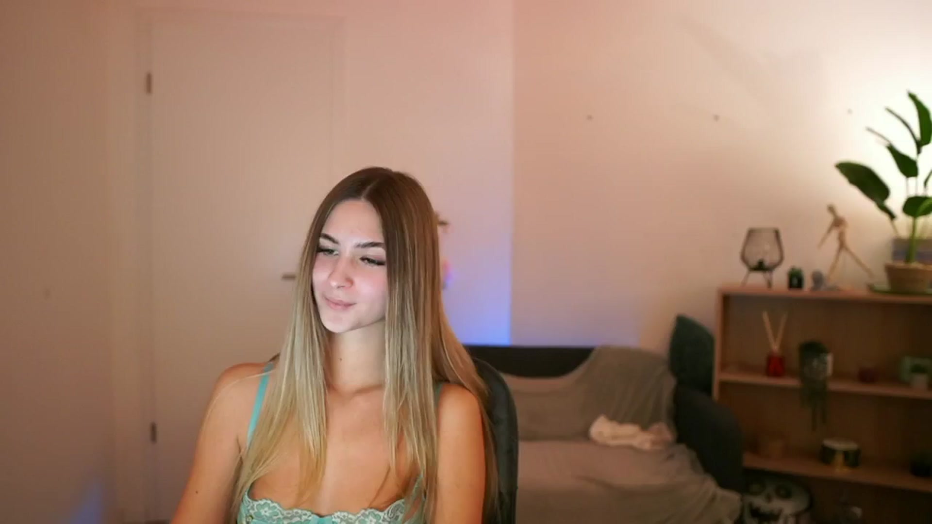 Gallery image thumbnail from CuteGirl_18's myfreecams stream on, 01/21/2025, 14:47 image 17 of 20