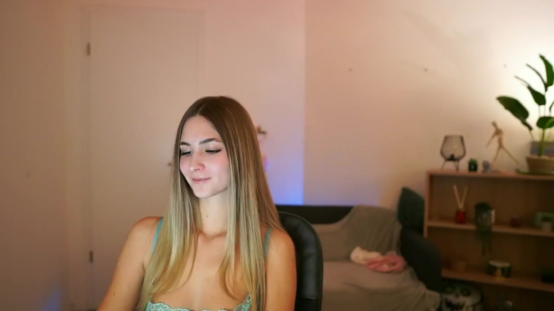 Gallery image thumbnail from CuteGirl_18's myfreecams stream on, 01/21/2025, 14:47 image 20 of 20