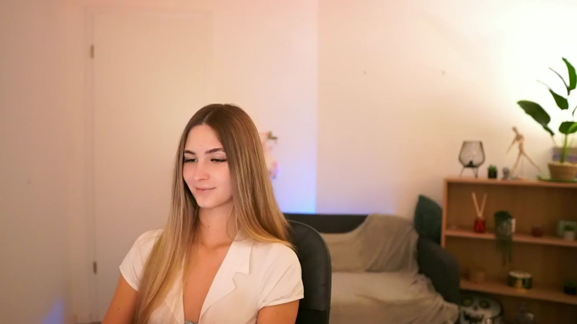 Gallery image thumbnail from CuteGirl_18's myfreecams stream on, 01/21/2025, 14:47 image 3 of 20
