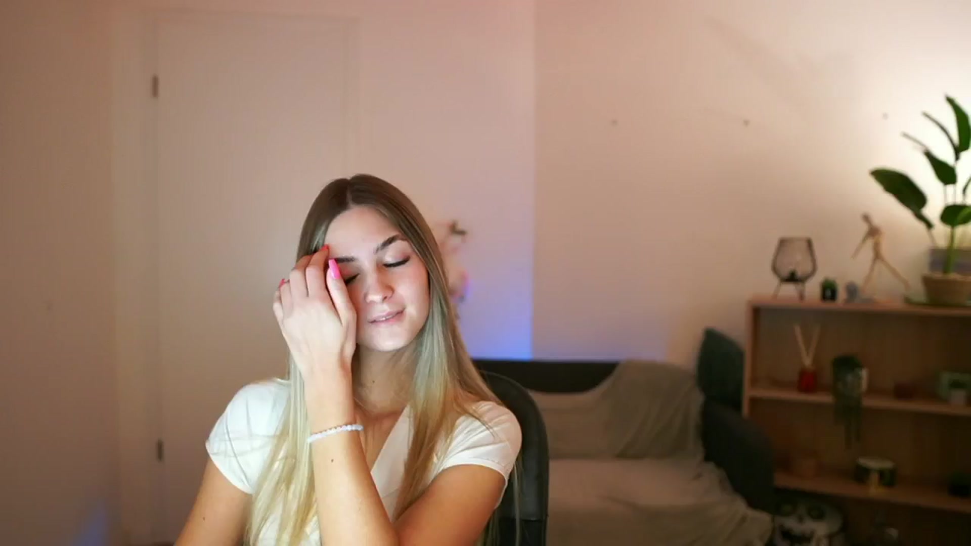 Gallery image thumbnail from CuteGirl_18's myfreecams stream on, 01/21/2025, 14:47 image 9 of 20