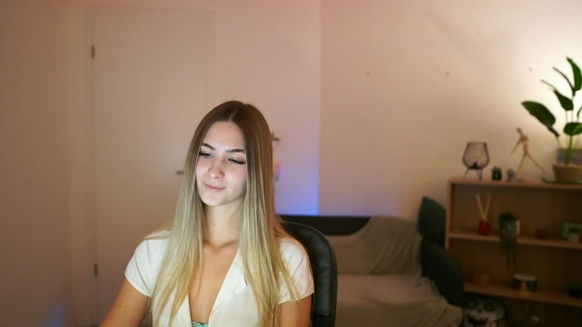 Gallery image thumbnail from CuteGirl_18's myfreecams stream on, 01/21/2025, 14:47 image 7 of 20
