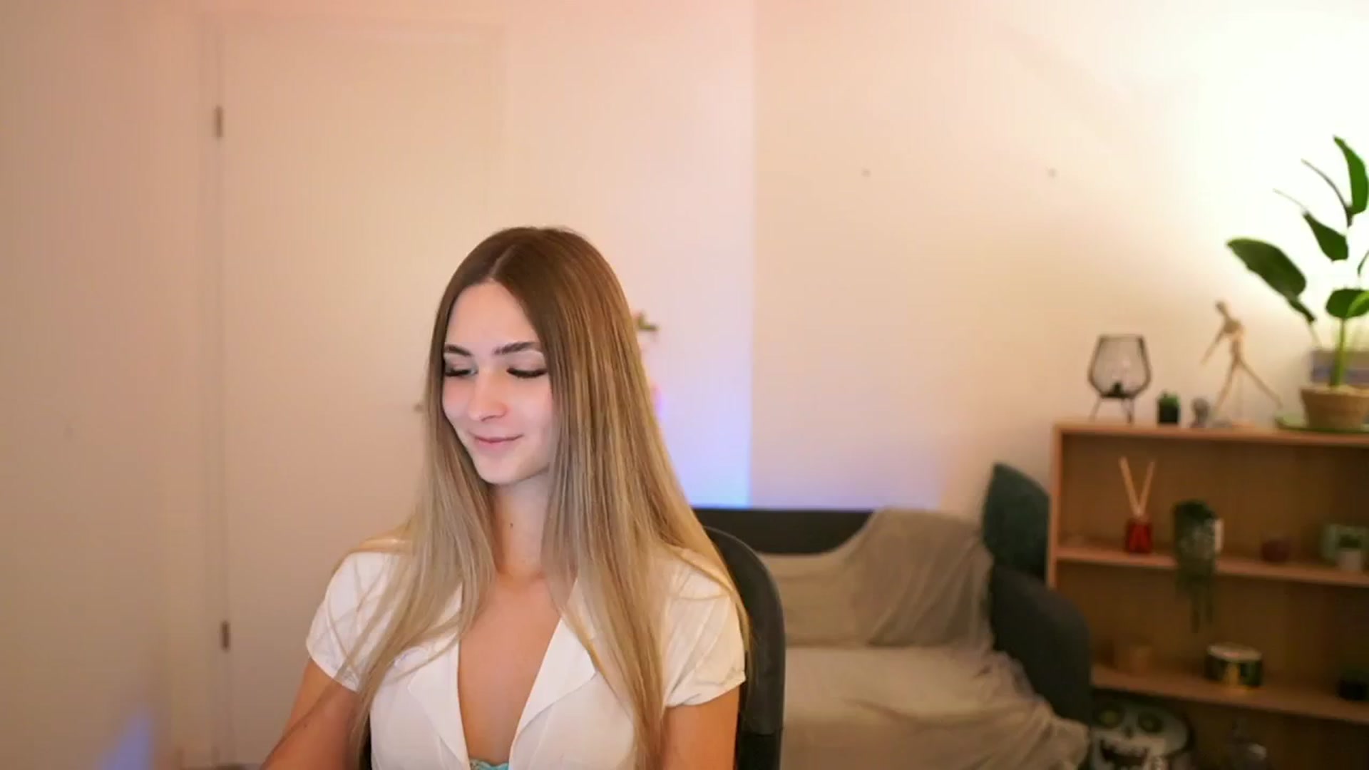 Gallery image thumbnail from CuteGirl_18's myfreecams stream on, 01/21/2025, 14:47 image 6 of 20