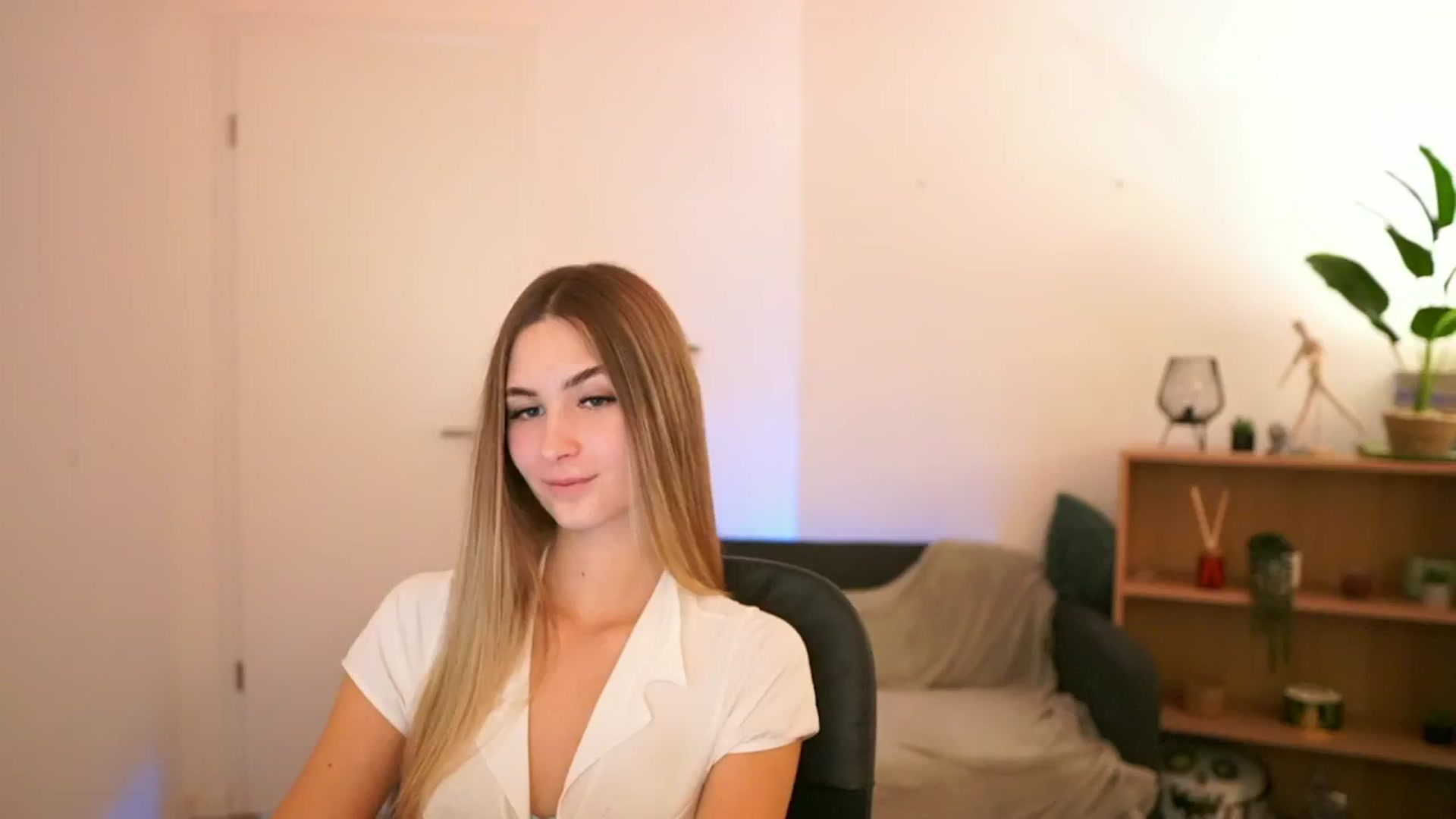 Gallery image thumbnail from CuteGirl_18's myfreecams stream on, 01/21/2025, 15:15 image 6 of 20