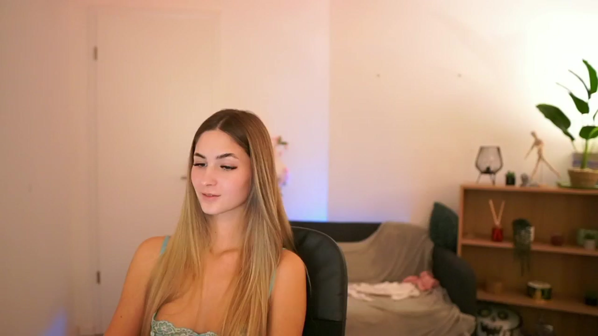 Gallery image thumbnail from CuteGirl_18's myfreecams stream on, 01/21/2025, 15:15 image 17 of 20