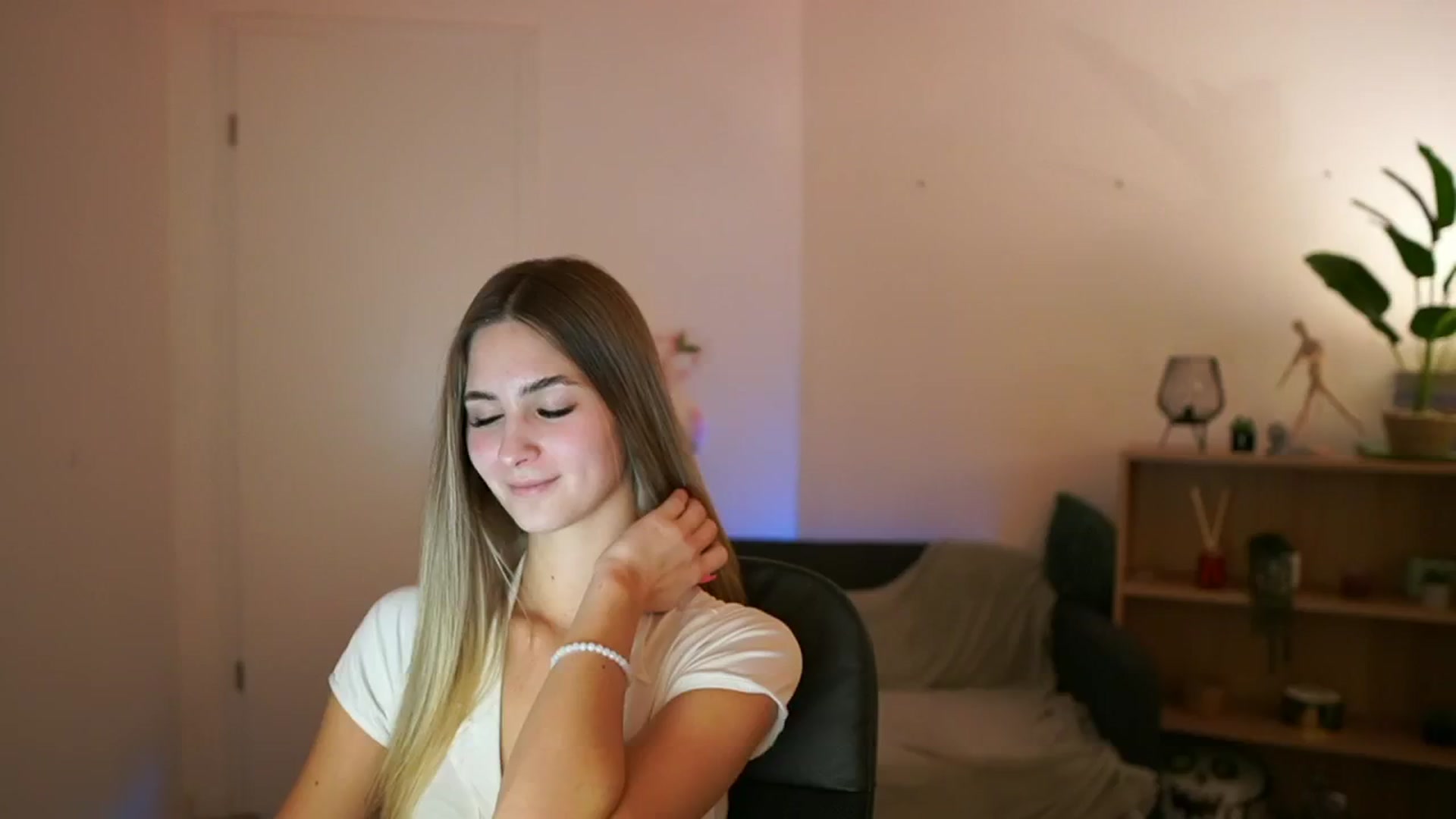 Gallery image thumbnail from CuteGirl_18's myfreecams stream on, 01/21/2025, 15:15 image 8 of 20