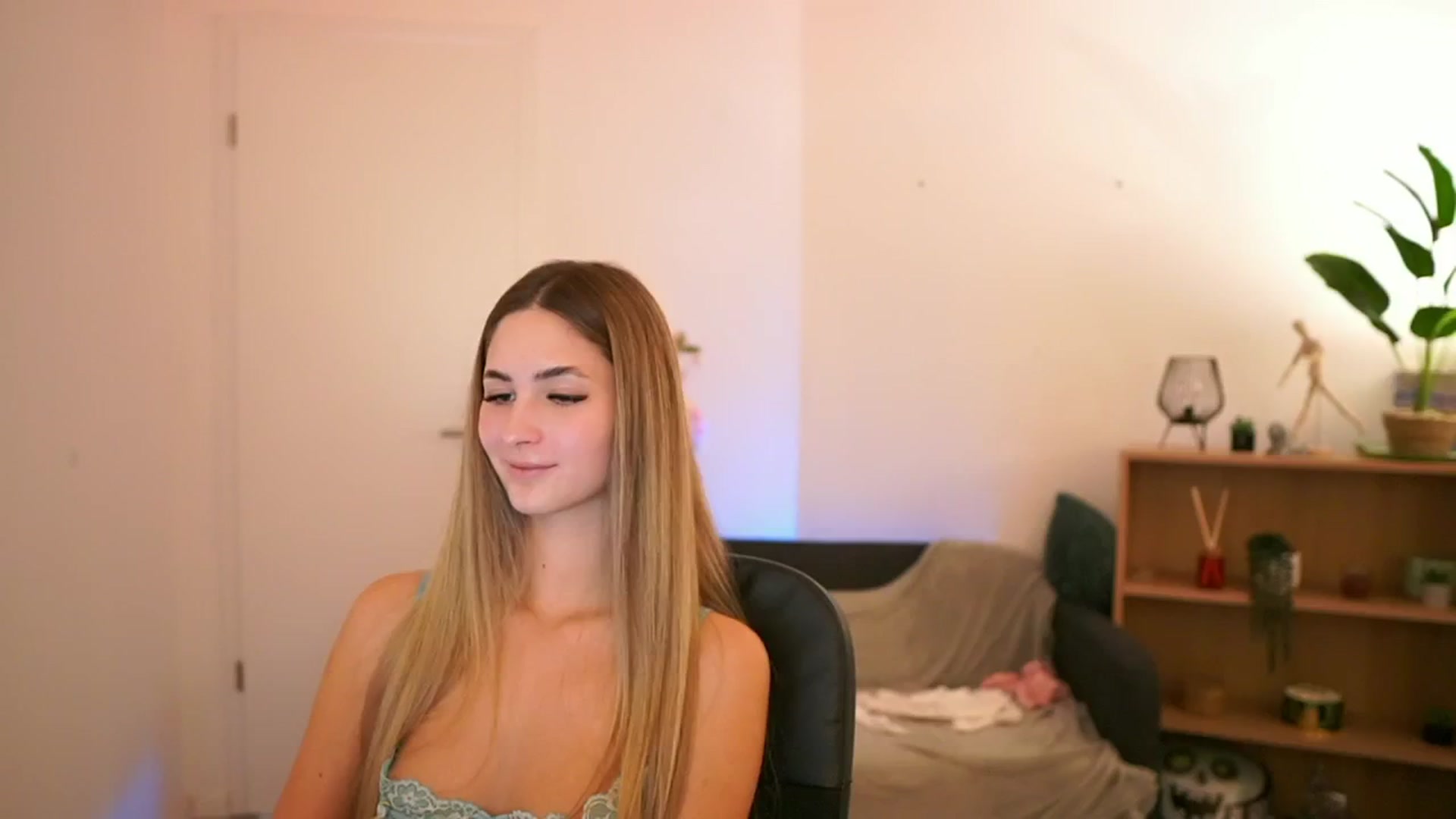 Gallery image thumbnail from CuteGirl_18's myfreecams stream on, 01/21/2025, 15:15 image 14 of 20