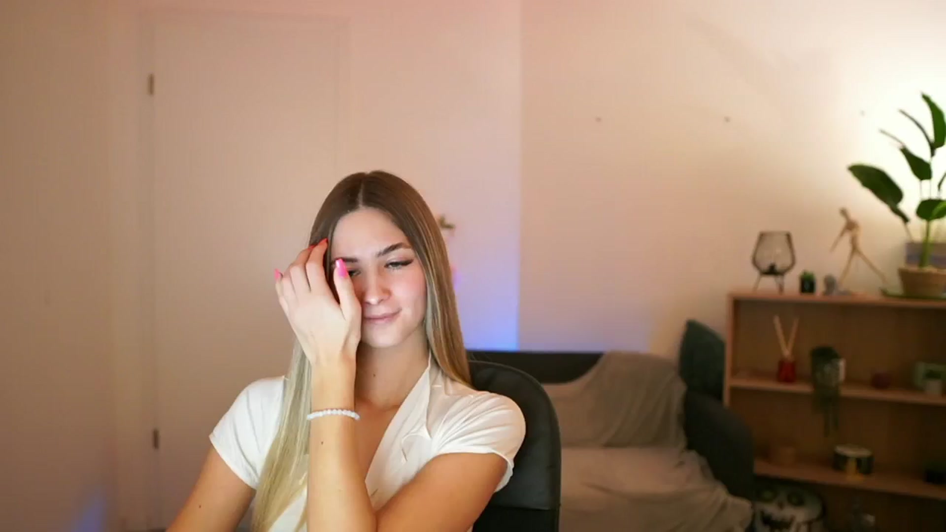 Gallery image thumbnail from CuteGirl_18's myfreecams stream on, 01/21/2025, 15:15 image 3 of 20