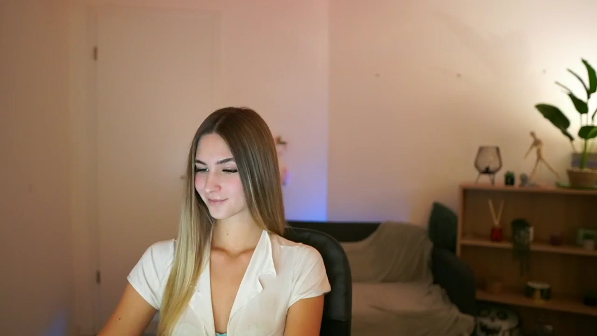 Gallery image thumbnail from CuteGirl_18's myfreecams stream on, 01/21/2025, 15:15 image 2 of 20