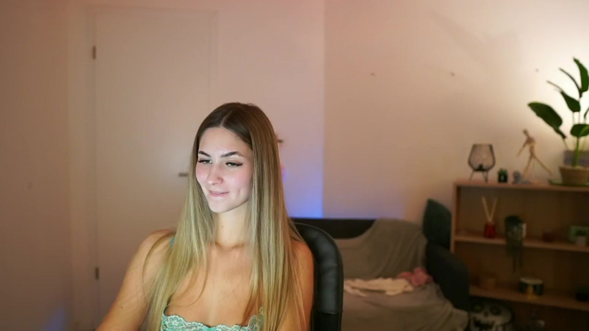 Gallery image thumbnail from CuteGirl_18's myfreecams stream on, 01/21/2025, 15:15 image 12 of 20