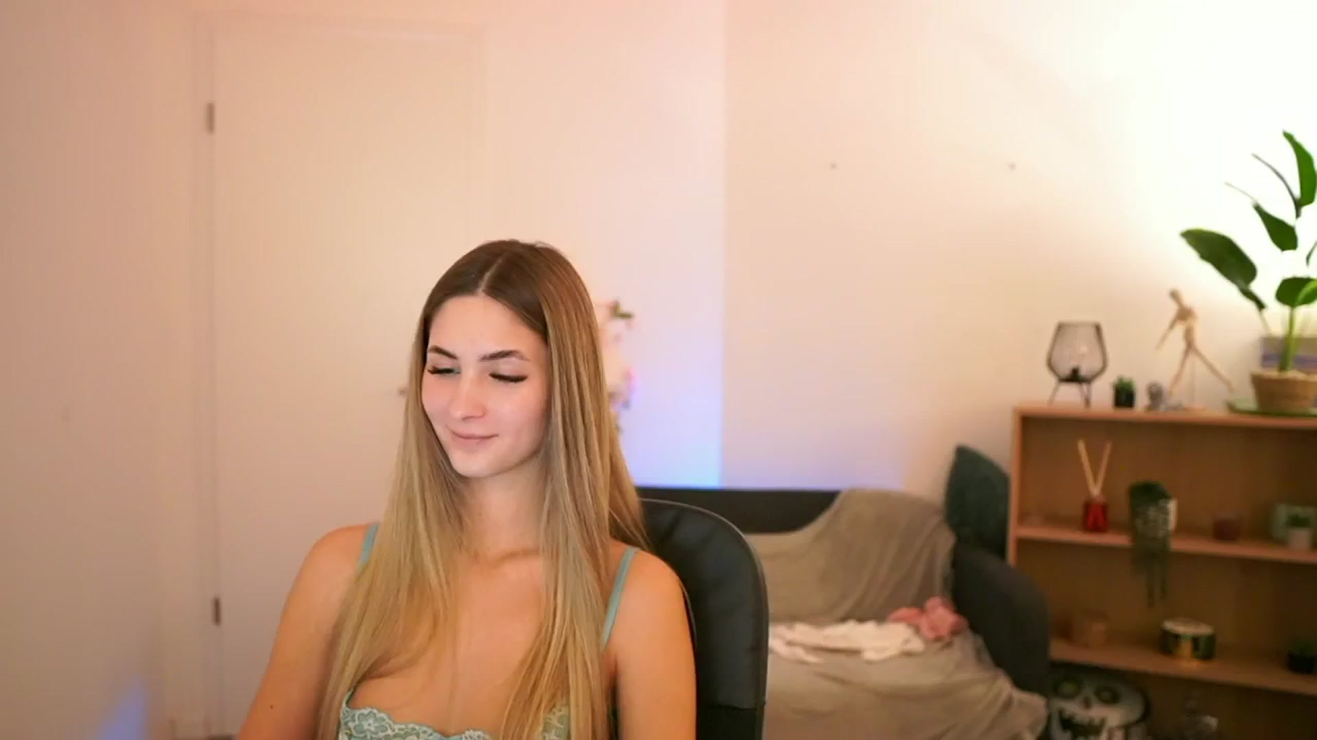 Gallery image thumbnail from CuteGirl_18's myfreecams stream on, 01/21/2025, 15:15 image 18 of 20