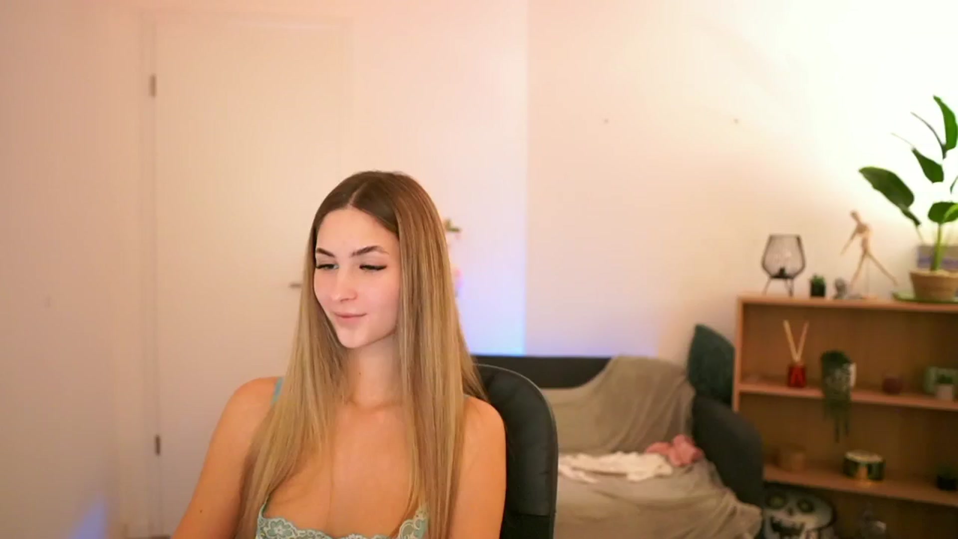 Gallery image thumbnail from CuteGirl_18's myfreecams stream on, 01/21/2025, 15:15 image 15 of 20
