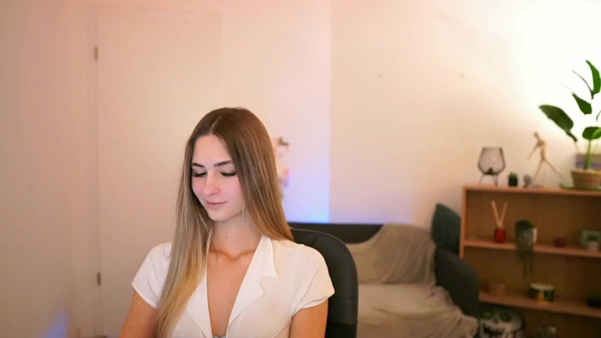 Gallery image thumbnail from CuteGirl_18's myfreecams stream on, 01/21/2025, 15:15 image 7 of 20