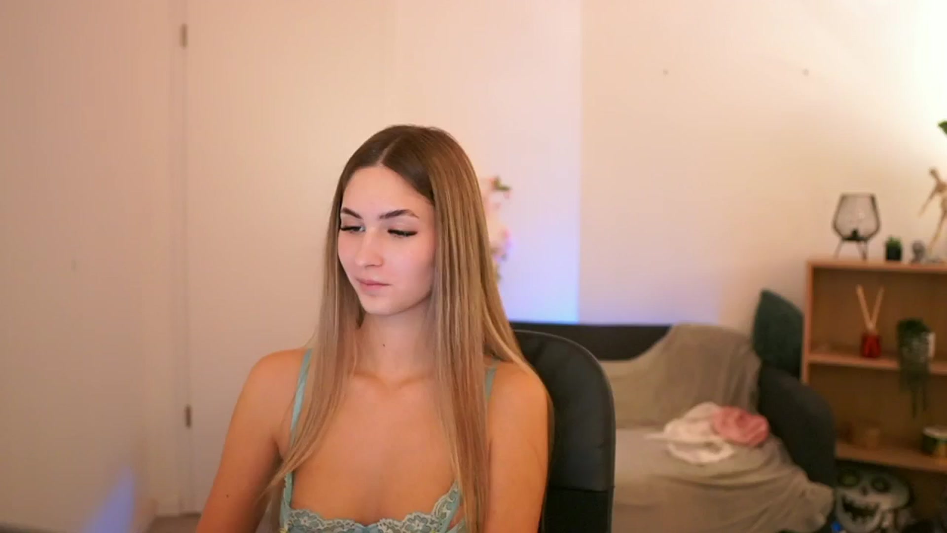 Gallery image thumbnail from CuteGirl_18's myfreecams stream on, 01/21/2025, 17:05 image 14 of 20