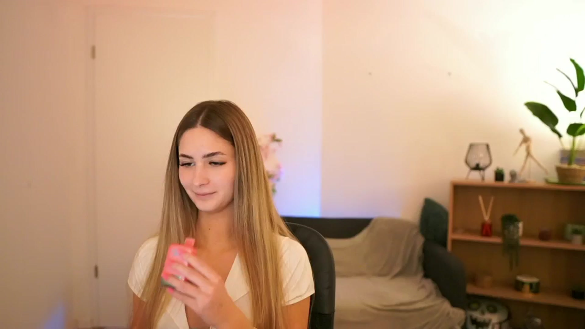 Gallery image thumbnail from CuteGirl_18's myfreecams stream on, 01/21/2025, 17:05 image 1 of 20