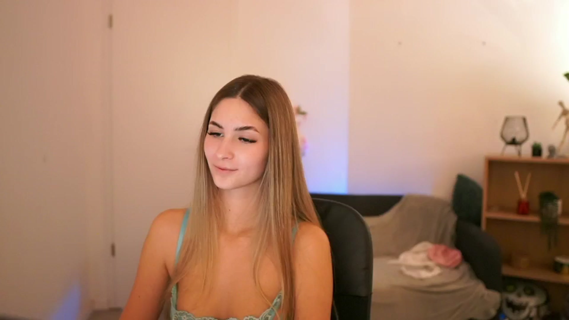 Gallery image thumbnail from CuteGirl_18's myfreecams stream on, 01/21/2025, 17:05 image 16 of 20