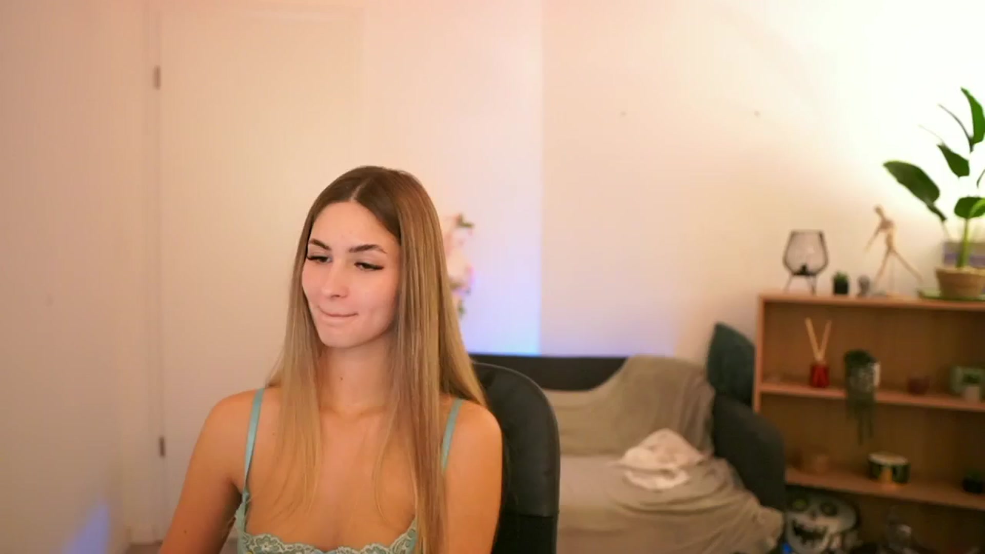 Gallery image thumbnail from CuteGirl_18's myfreecams stream on, 01/21/2025, 17:05 image 7 of 20