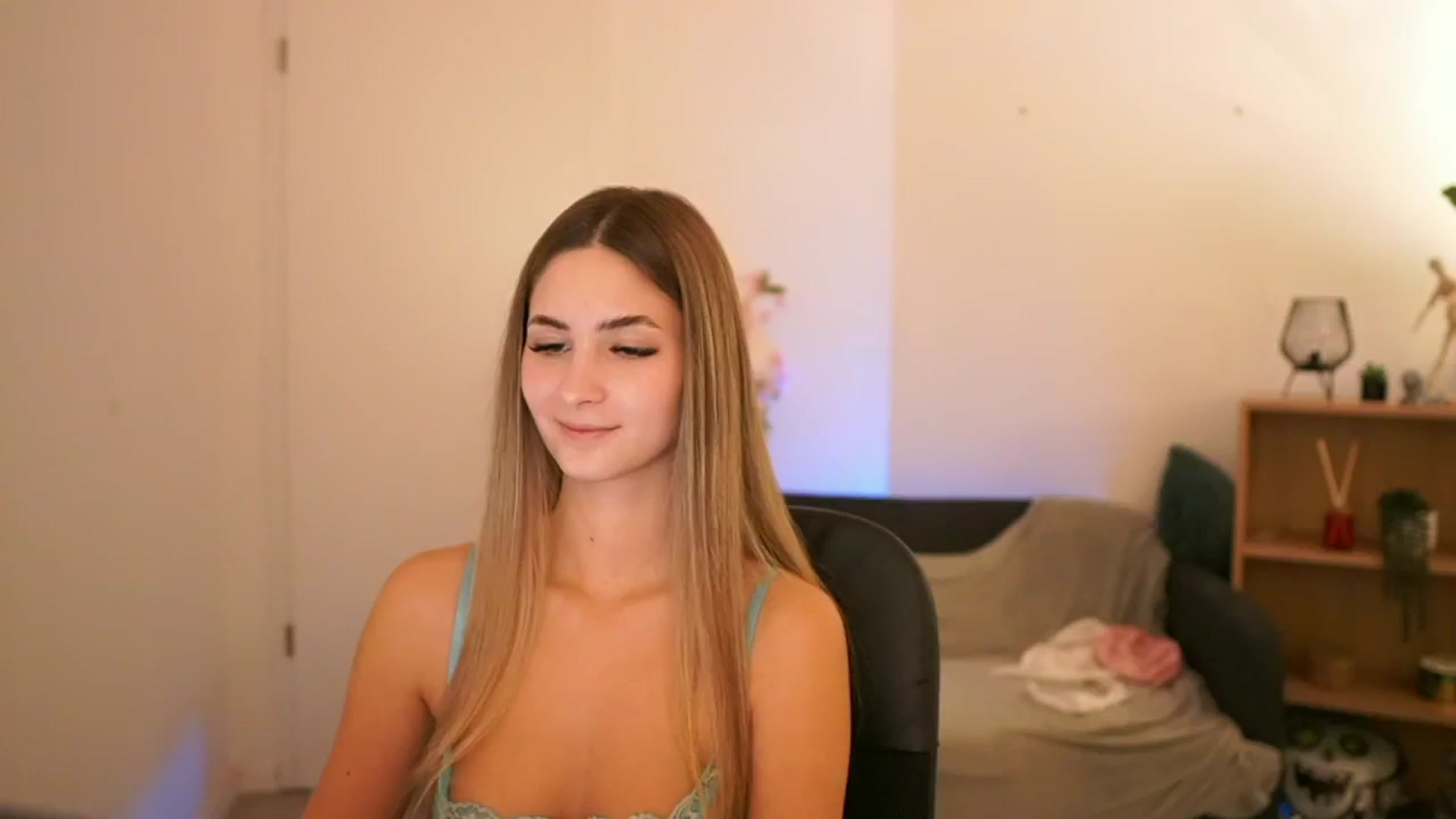Gallery image thumbnail from CuteGirl_18's myfreecams stream on, 01/21/2025, 17:05 image 17 of 20