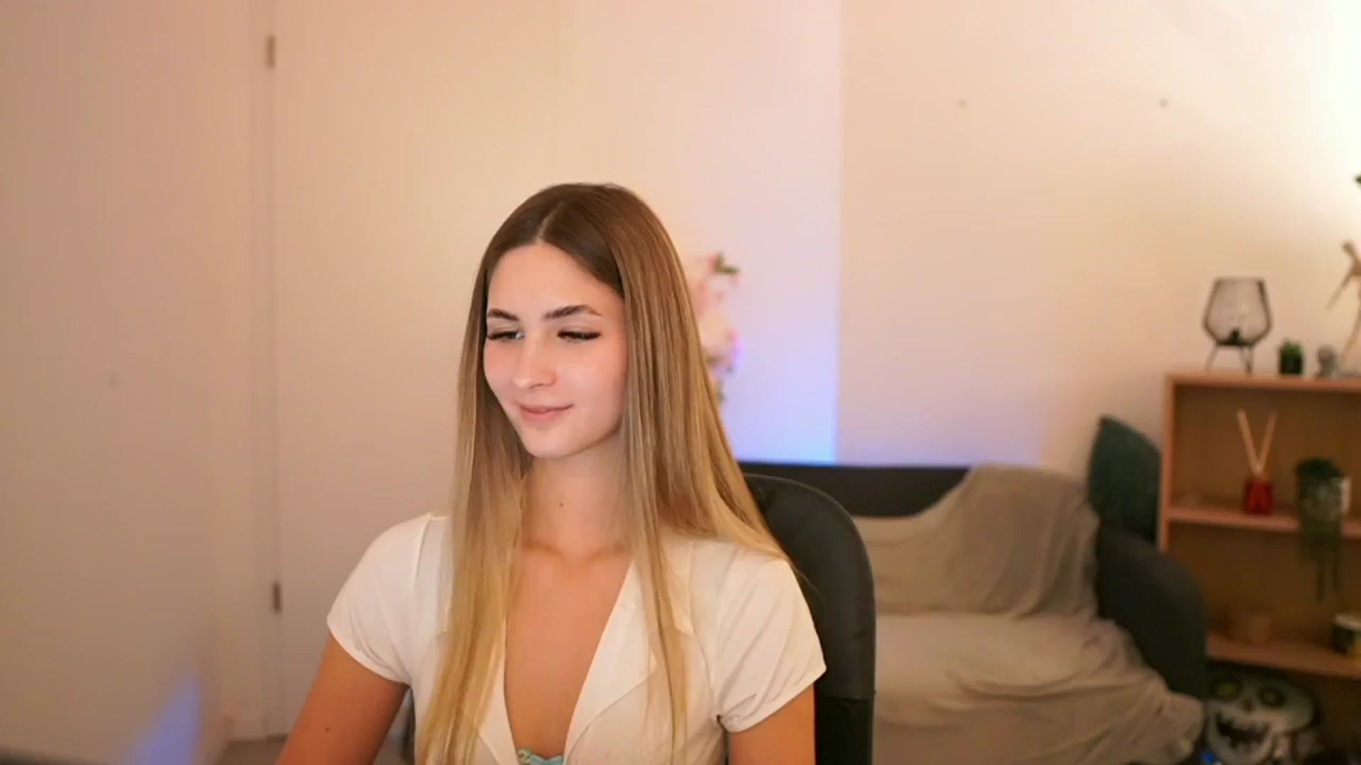 Gallery image thumbnail from CuteGirl_18's myfreecams stream on, 01/21/2025, 17:36 image 2 of 20