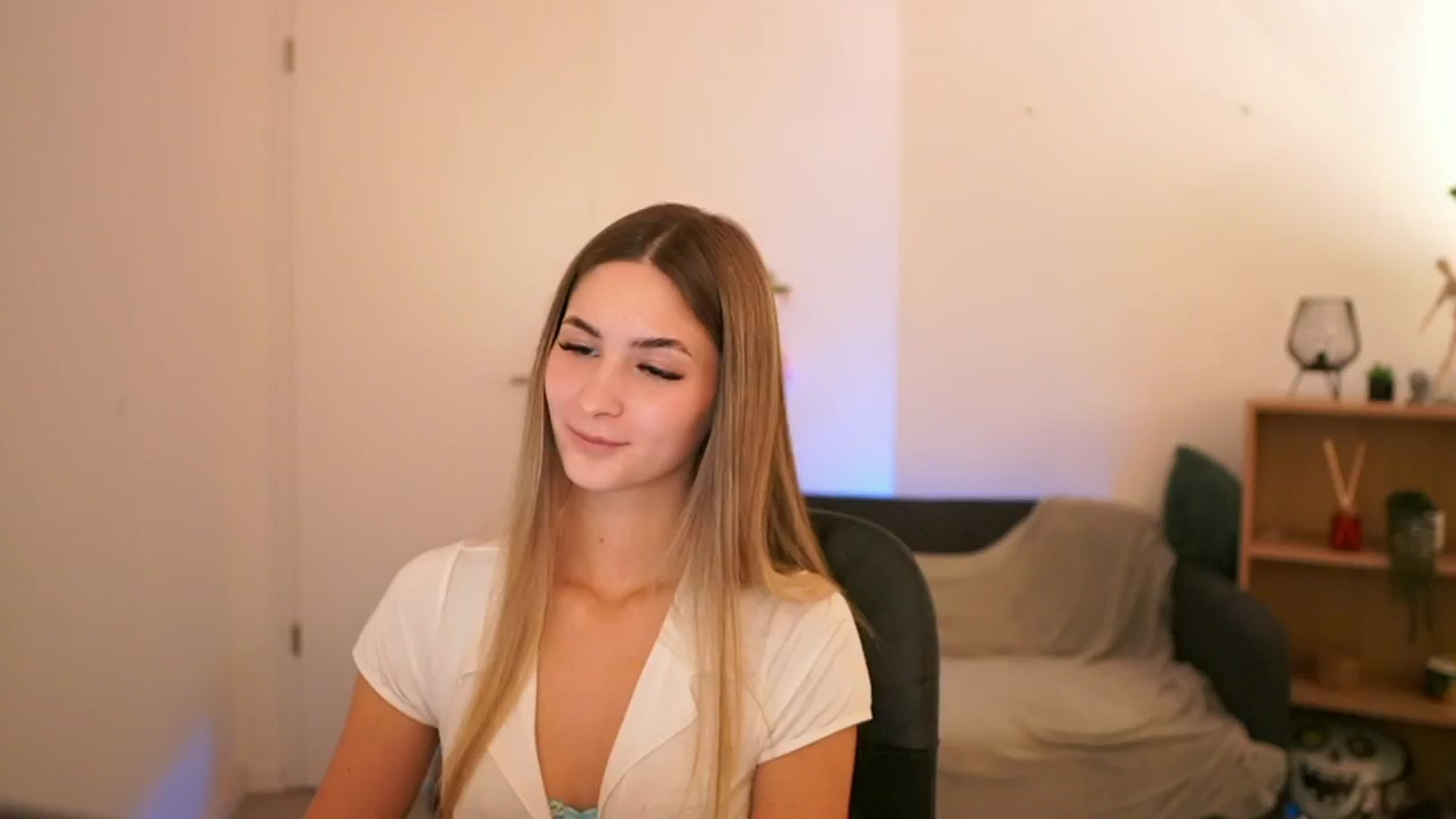Gallery image thumbnail from CuteGirl_18's myfreecams stream on, 01/21/2025, 17:36 image 1 of 20