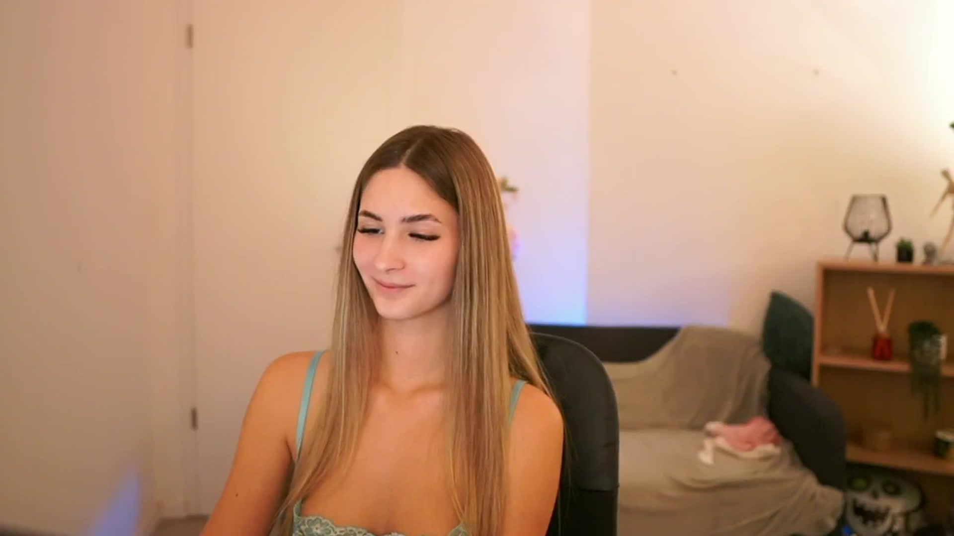 Gallery image thumbnail from CuteGirl_18's myfreecams stream on, 01/21/2025, 18:13 image 14 of 20