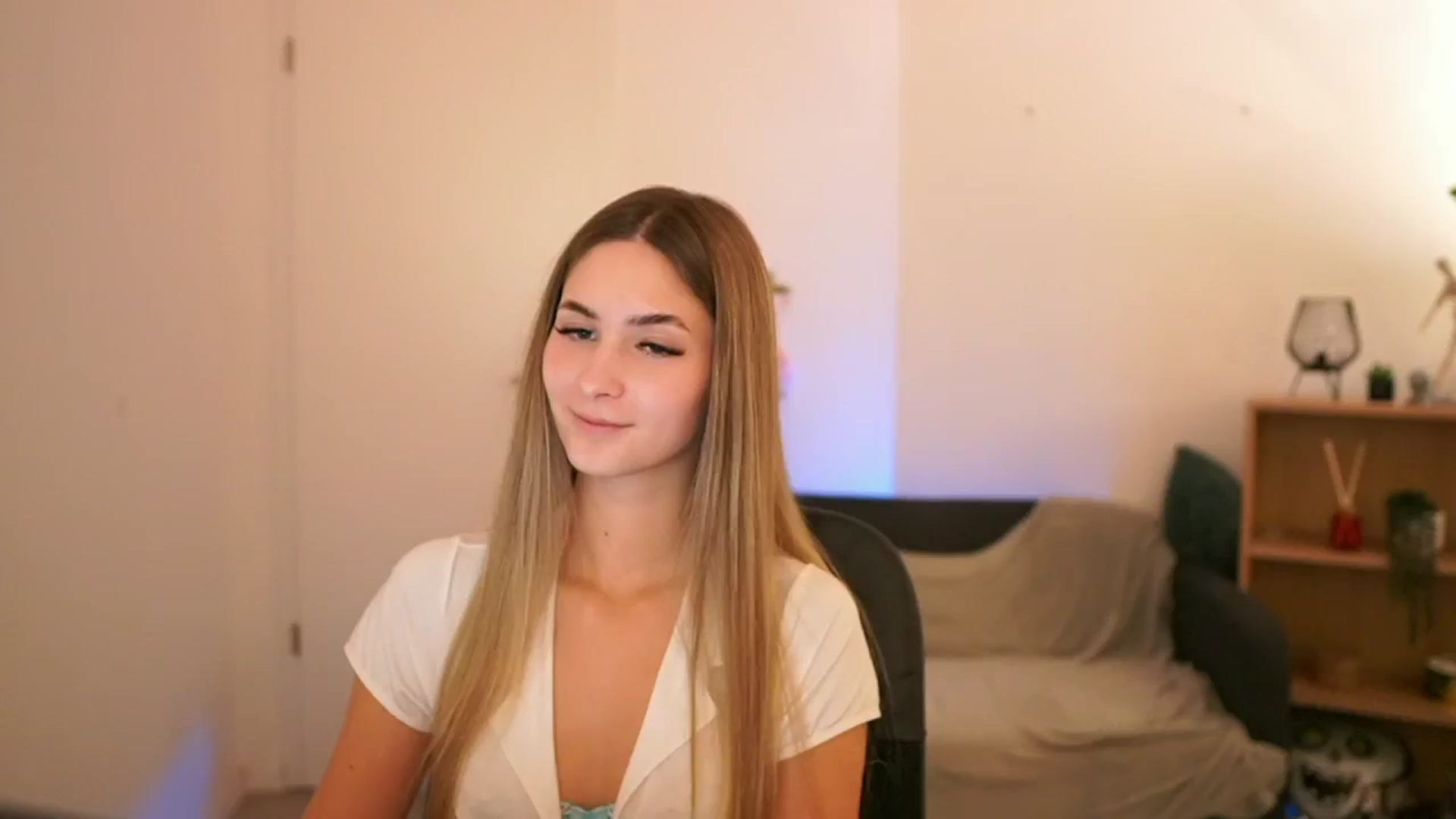 Gallery image thumbnail from CuteGirl_18's myfreecams stream on, 01/21/2025, 18:13 image 1 of 20