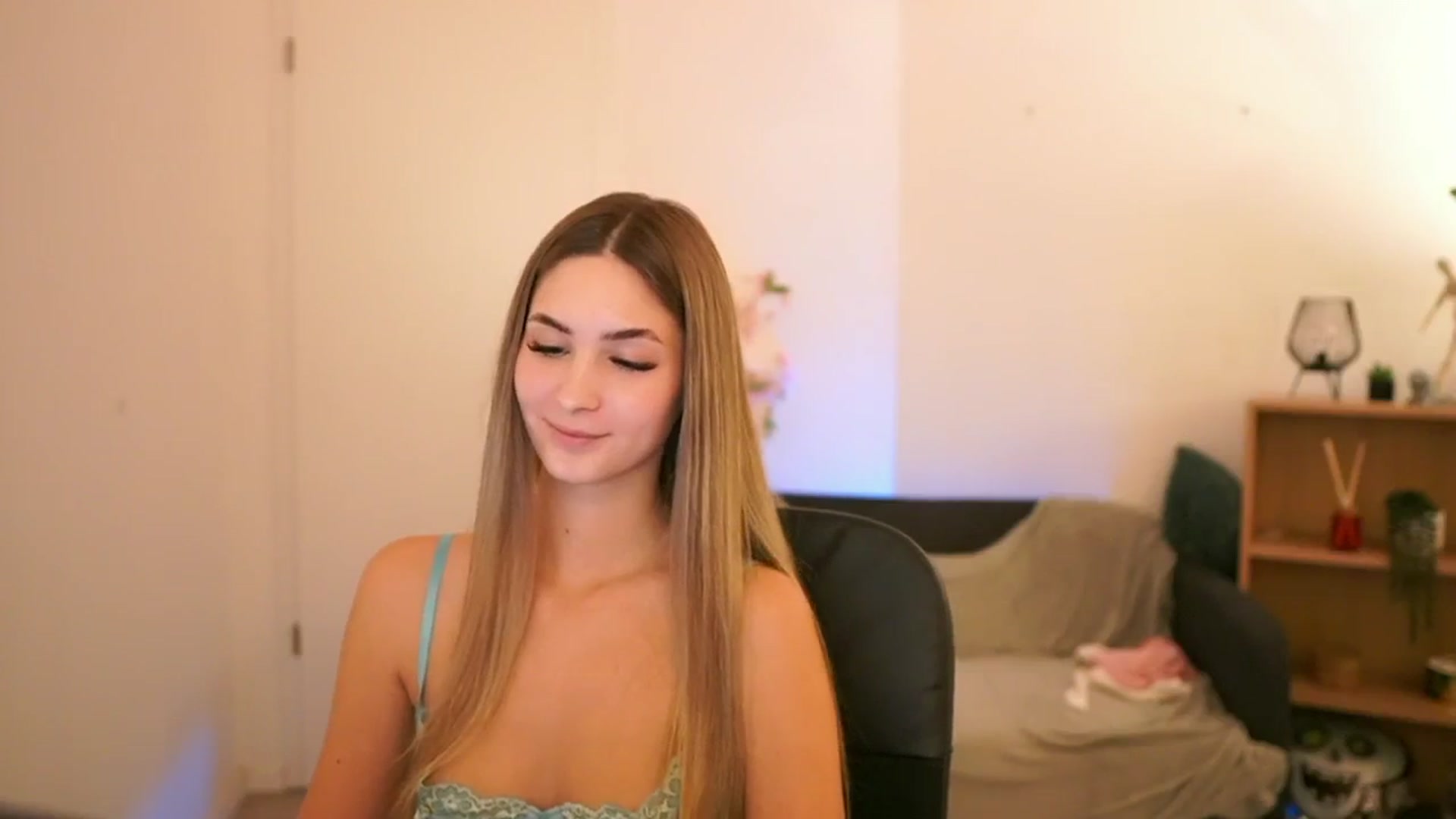 Gallery image thumbnail from CuteGirl_18's myfreecams stream on, 01/21/2025, 18:13 image 20 of 20