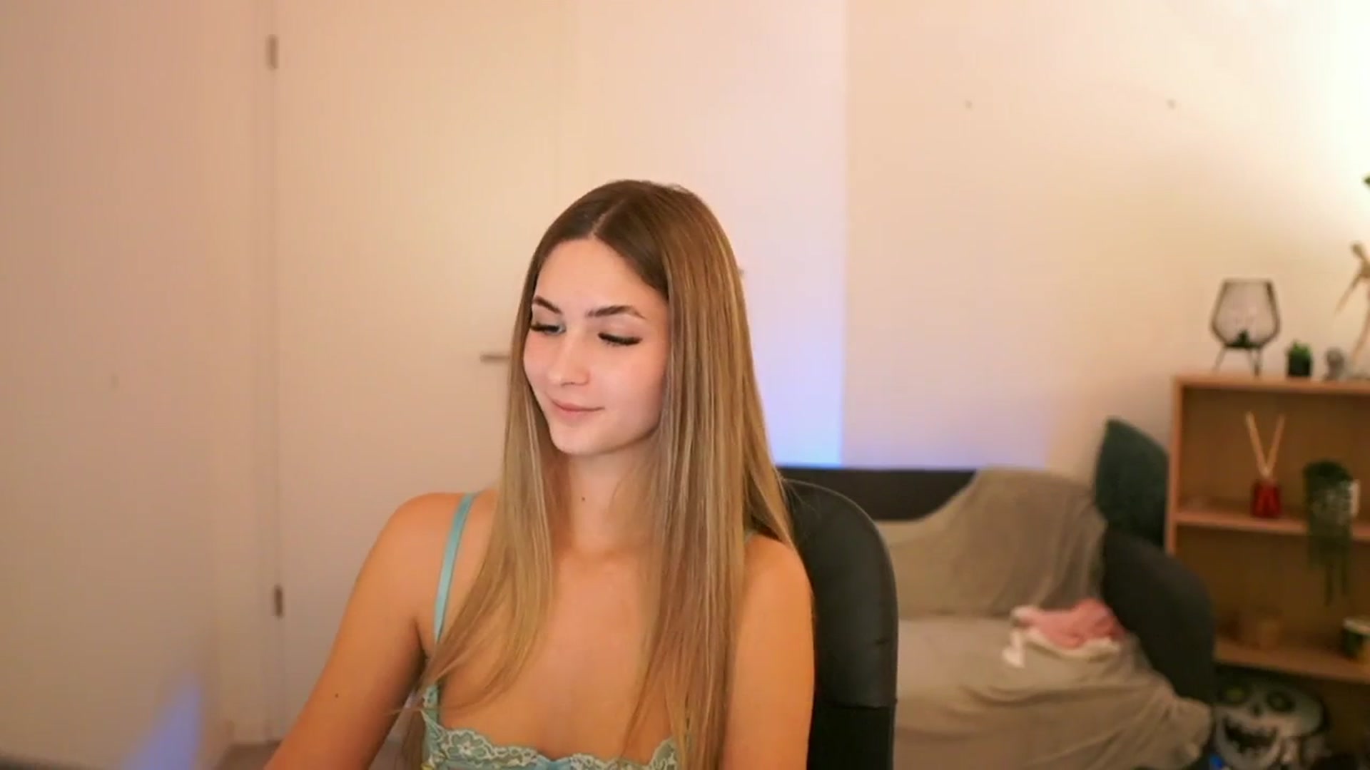 Gallery image thumbnail from CuteGirl_18's myfreecams stream on, 01/21/2025, 18:13 image 11 of 20
