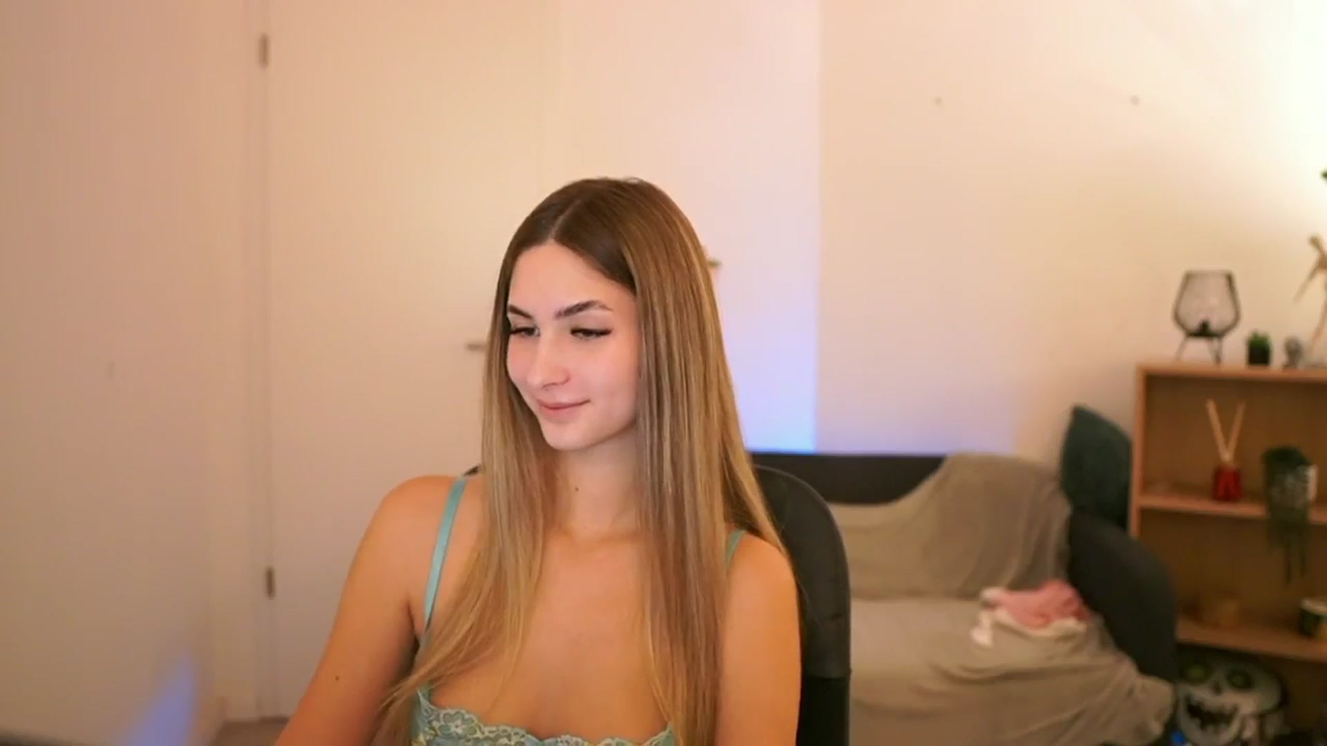 Gallery image thumbnail from CuteGirl_18's myfreecams stream on, 01/21/2025, 18:13 image 13 of 20