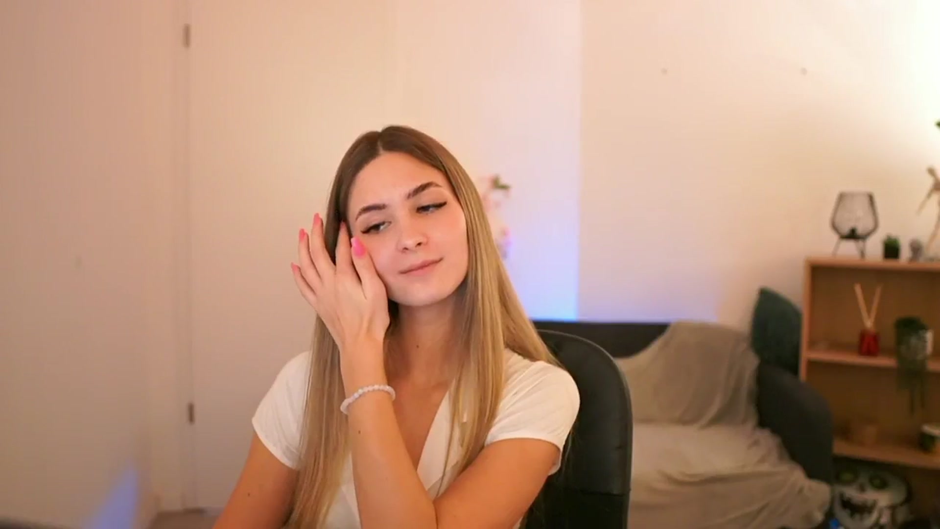 Gallery image thumbnail from CuteGirl_18's myfreecams stream on, 01/21/2025, 18:13 image 3 of 20