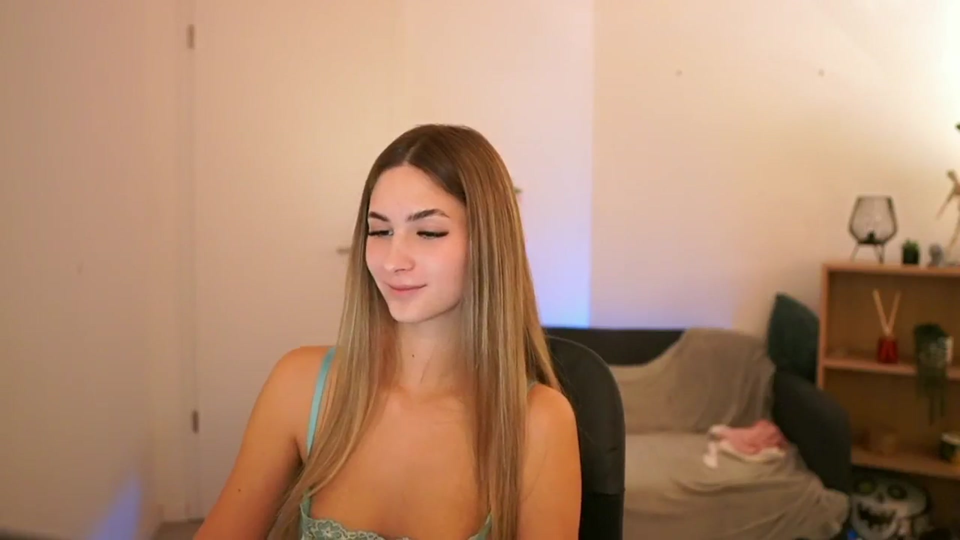 Gallery image thumbnail from CuteGirl_18's myfreecams stream on, 01/21/2025, 18:13 image 12 of 20