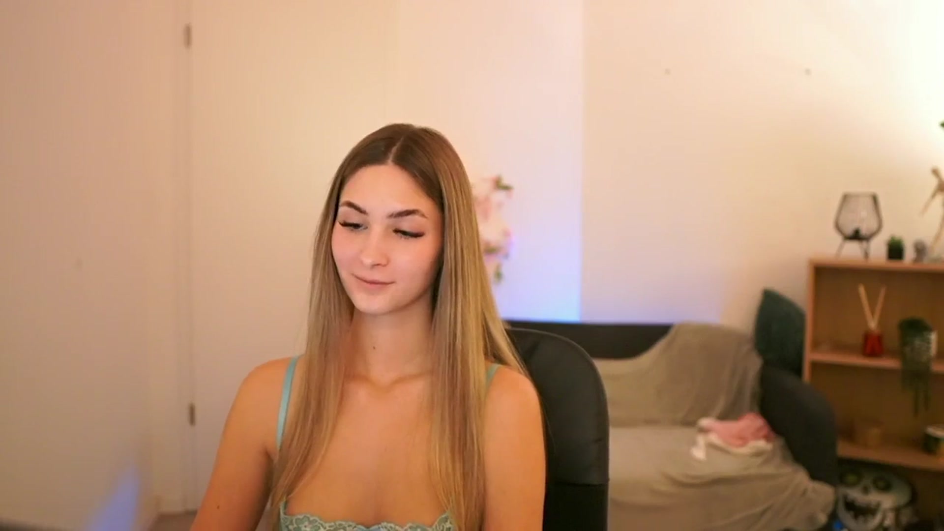 Gallery image thumbnail from CuteGirl_18's myfreecams stream on, 01/21/2025, 18:13 image 15 of 20