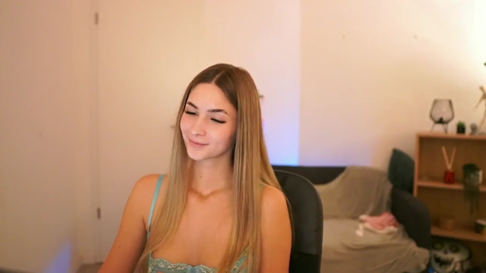 Gallery image thumbnail from CuteGirl_18's myfreecams stream on, 01/21/2025, 18:13 image 19 of 20