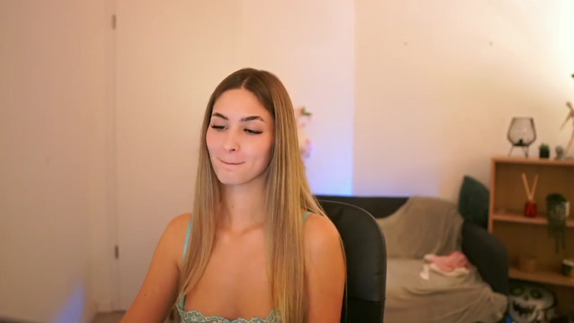Gallery image thumbnail from CuteGirl_18's myfreecams stream on, 01/21/2025, 18:13 image 9 of 20