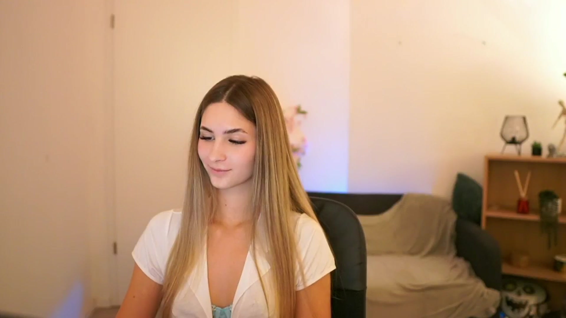 Gallery image thumbnail from CuteGirl_18's myfreecams stream on, 01/21/2025, 18:13 image 2 of 20