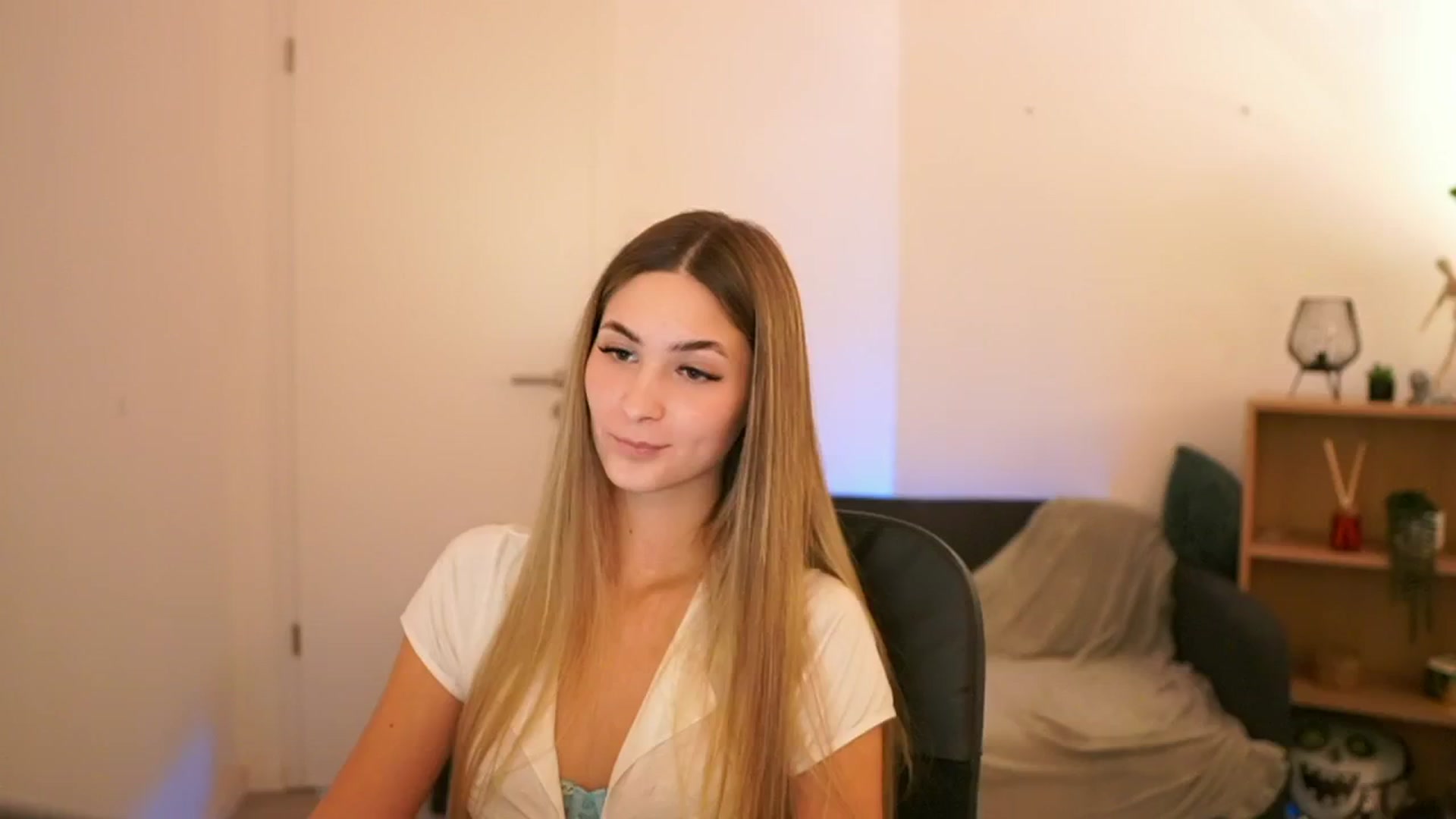 Gallery image thumbnail from CuteGirl_18's myfreecams stream on, 01/21/2025, 18:57 image 15 of 20