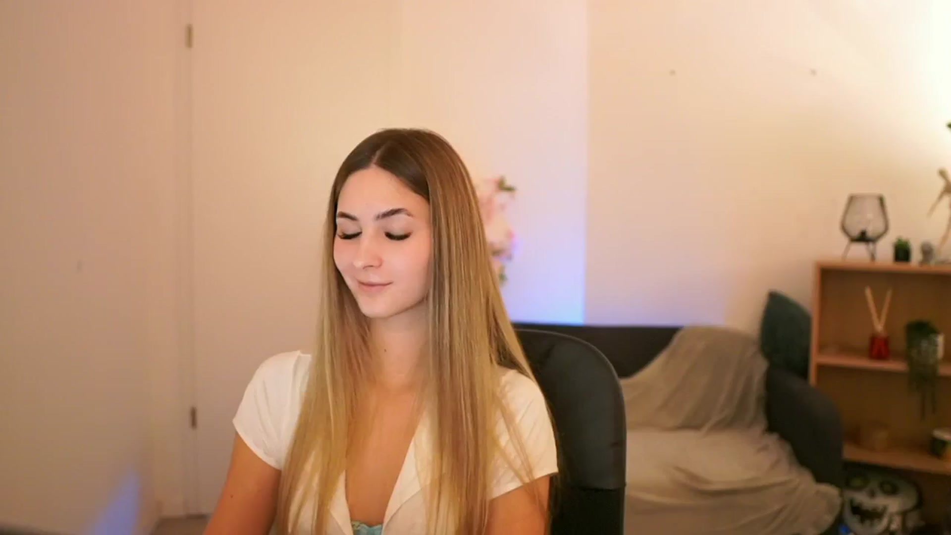 Gallery image thumbnail from CuteGirl_18's myfreecams stream on, 01/21/2025, 18:57 image 13 of 20