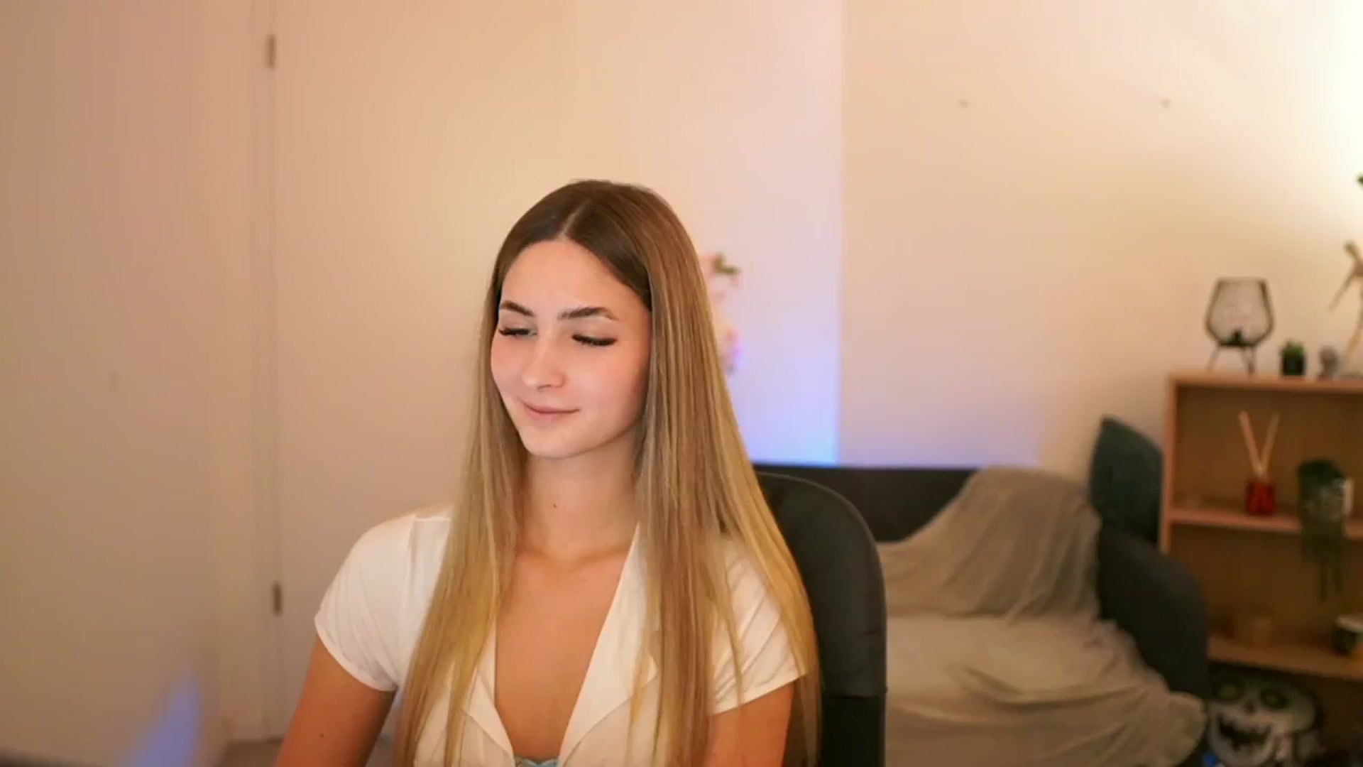 Gallery image thumbnail from CuteGirl_18's myfreecams stream on, 01/21/2025, 18:57 image 2 of 20