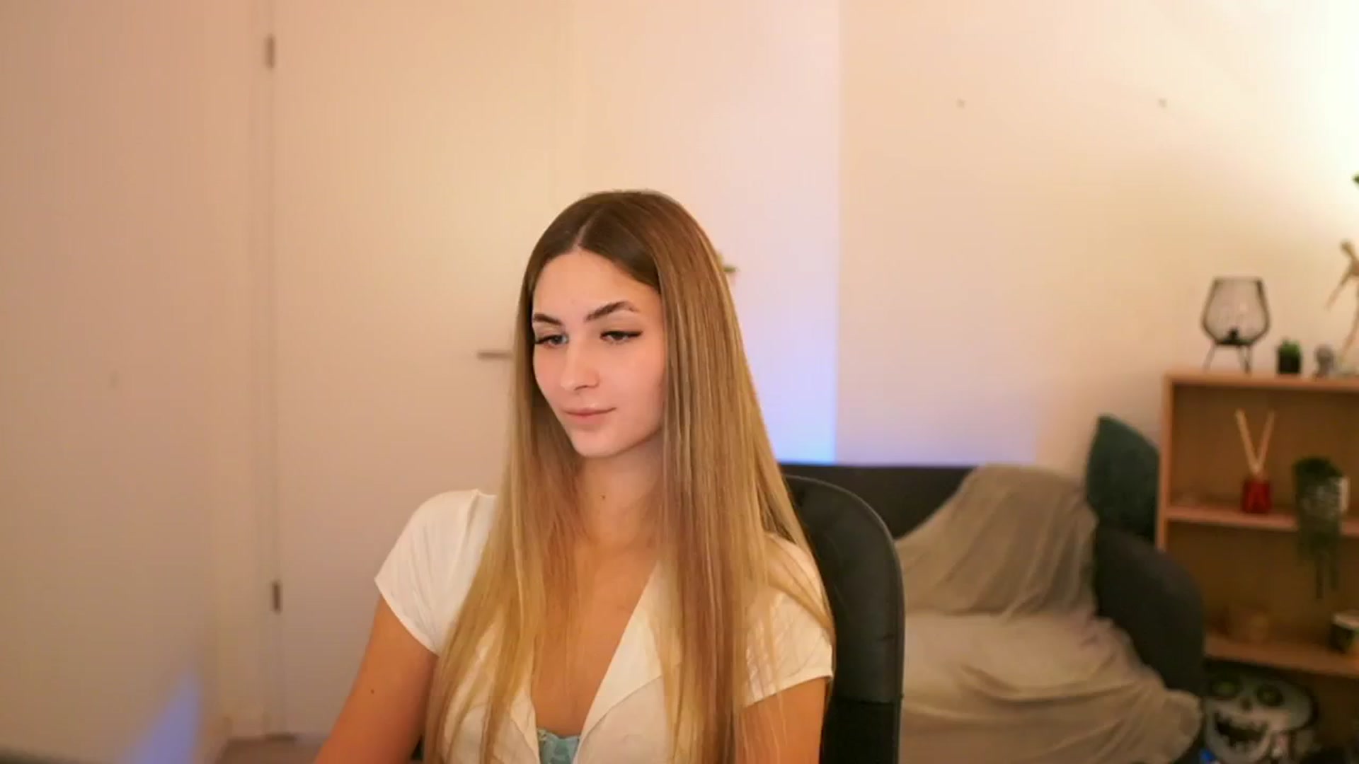 Gallery image thumbnail from CuteGirl_18's myfreecams stream on, 01/21/2025, 18:57 image 10 of 20