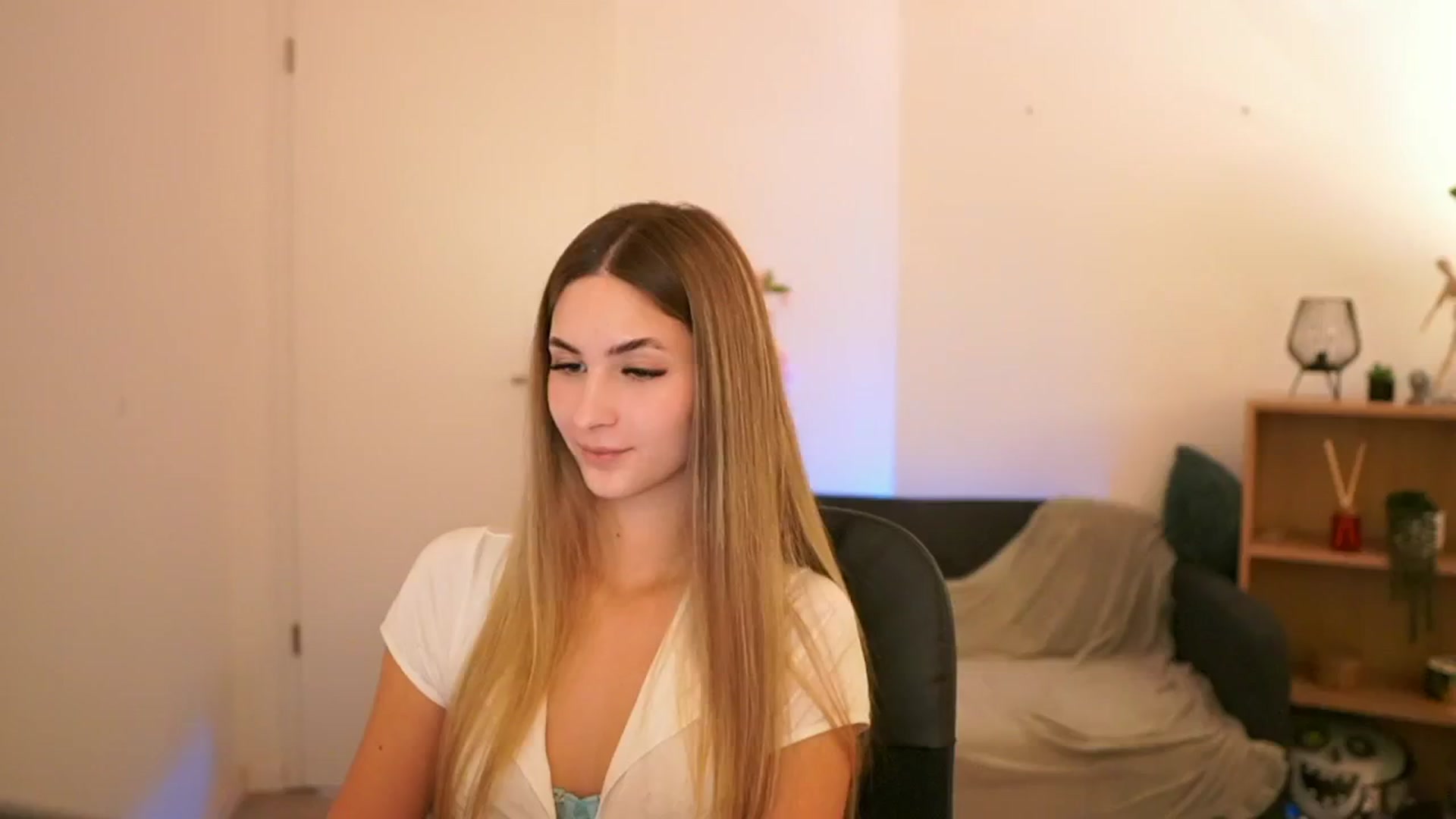 Gallery image thumbnail from CuteGirl_18's myfreecams stream on, 01/21/2025, 18:57 image 12 of 20