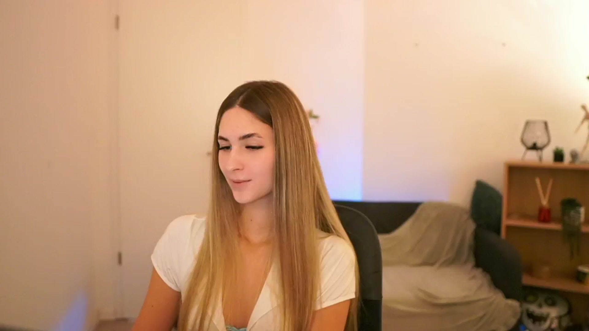 Gallery image thumbnail from CuteGirl_18's myfreecams stream on, 01/21/2025, 18:57 image 17 of 20