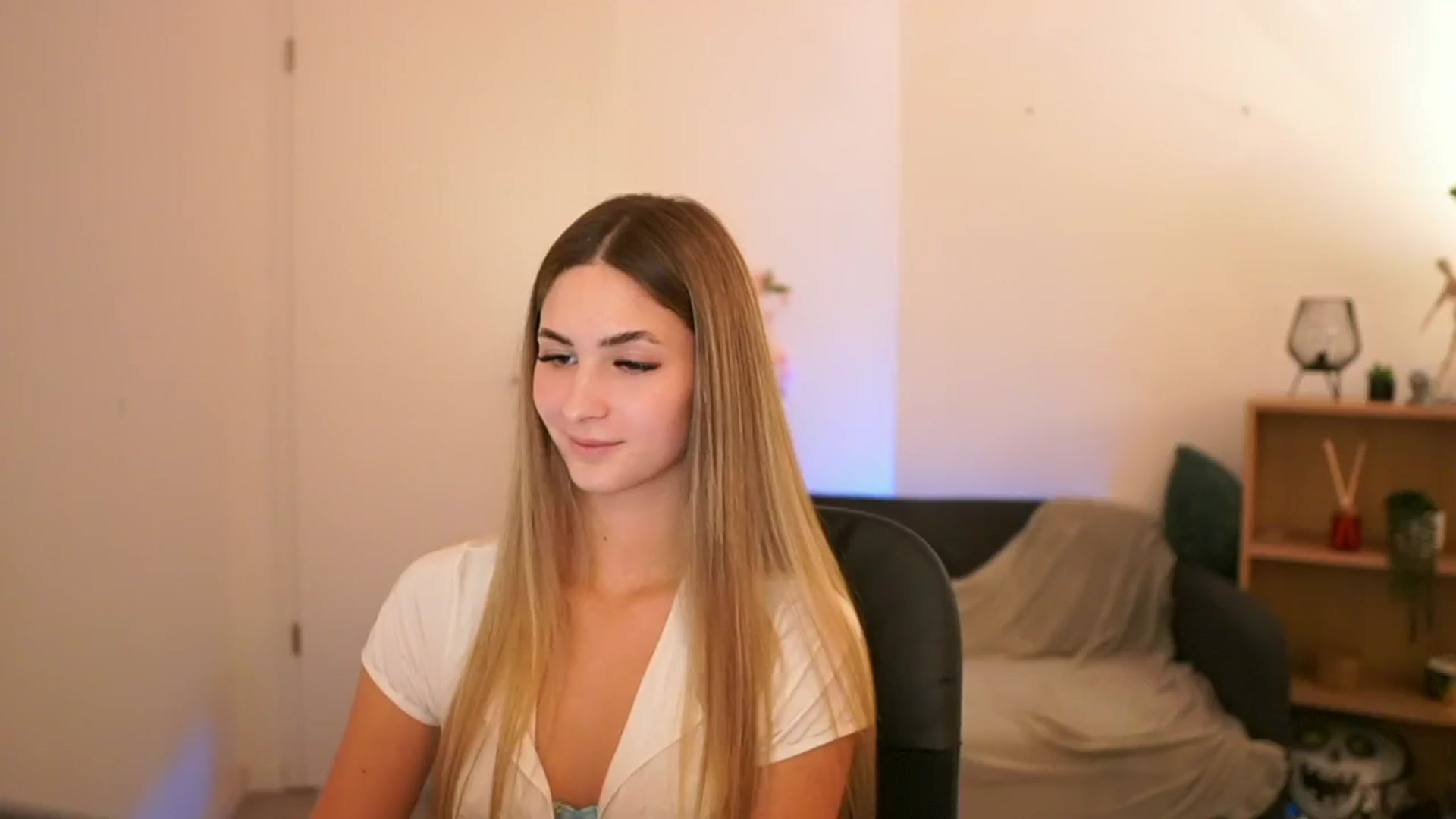 Gallery image thumbnail from CuteGirl_18's myfreecams stream on, 01/21/2025, 18:57 image 4 of 20