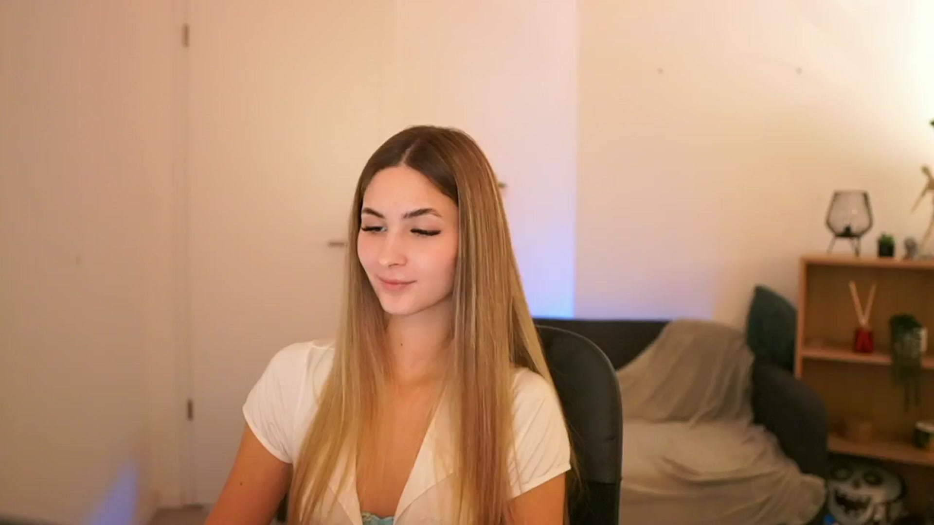 Gallery image thumbnail from CuteGirl_18's myfreecams stream on, 01/21/2025, 18:57 image 16 of 20