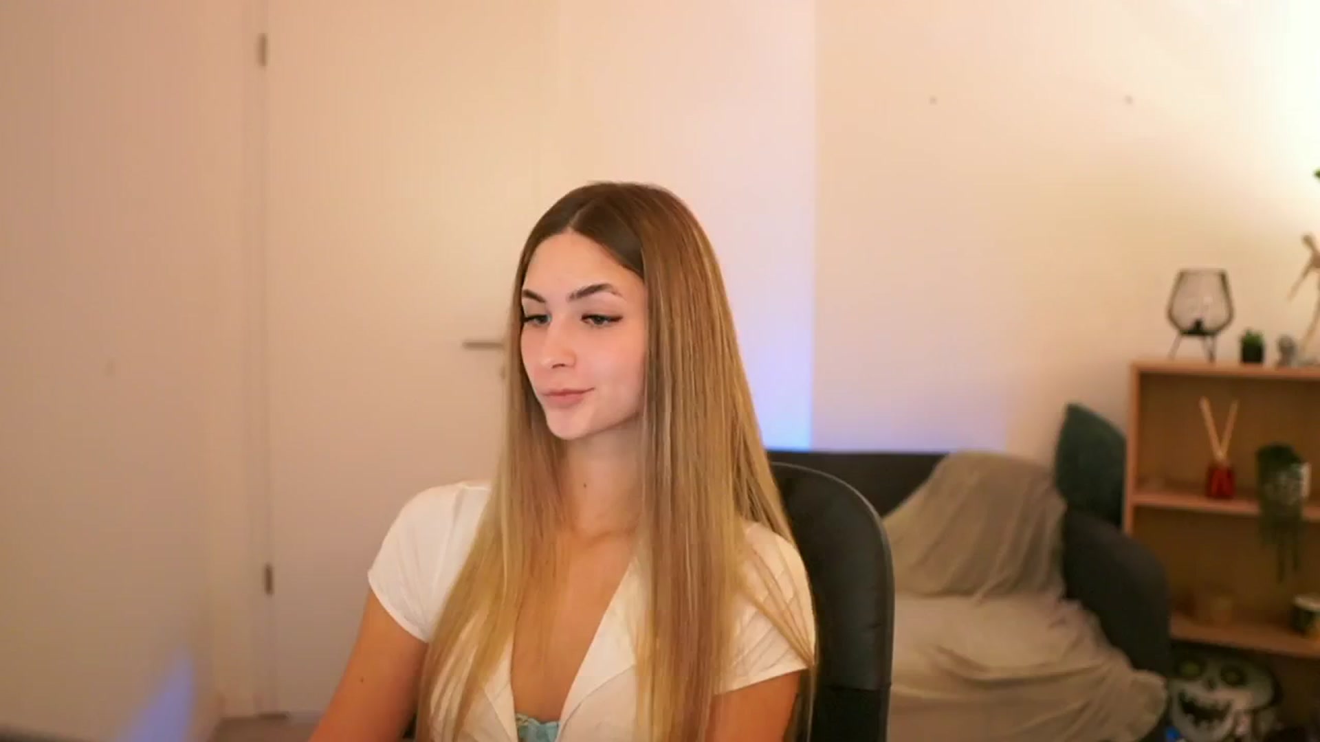 Gallery image thumbnail from CuteGirl_18's myfreecams stream on, 01/21/2025, 18:57 image 11 of 20