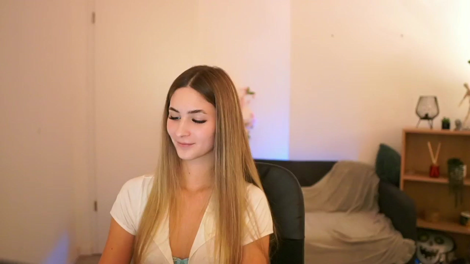 Gallery image thumbnail from CuteGirl_18's myfreecams stream on, 01/21/2025, 18:57 image 14 of 20