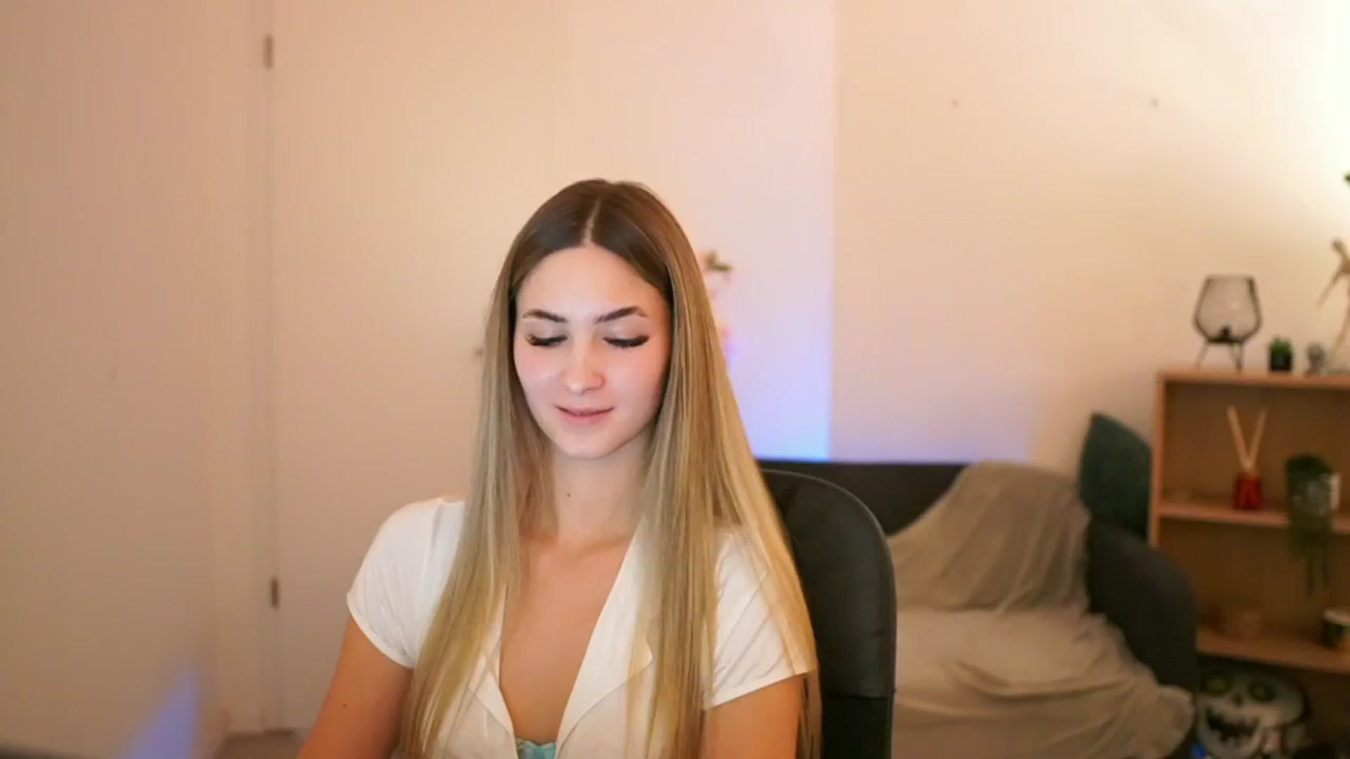 Gallery image thumbnail from CuteGirl_18's myfreecams stream on, 01/21/2025, 18:57 image 3 of 20
