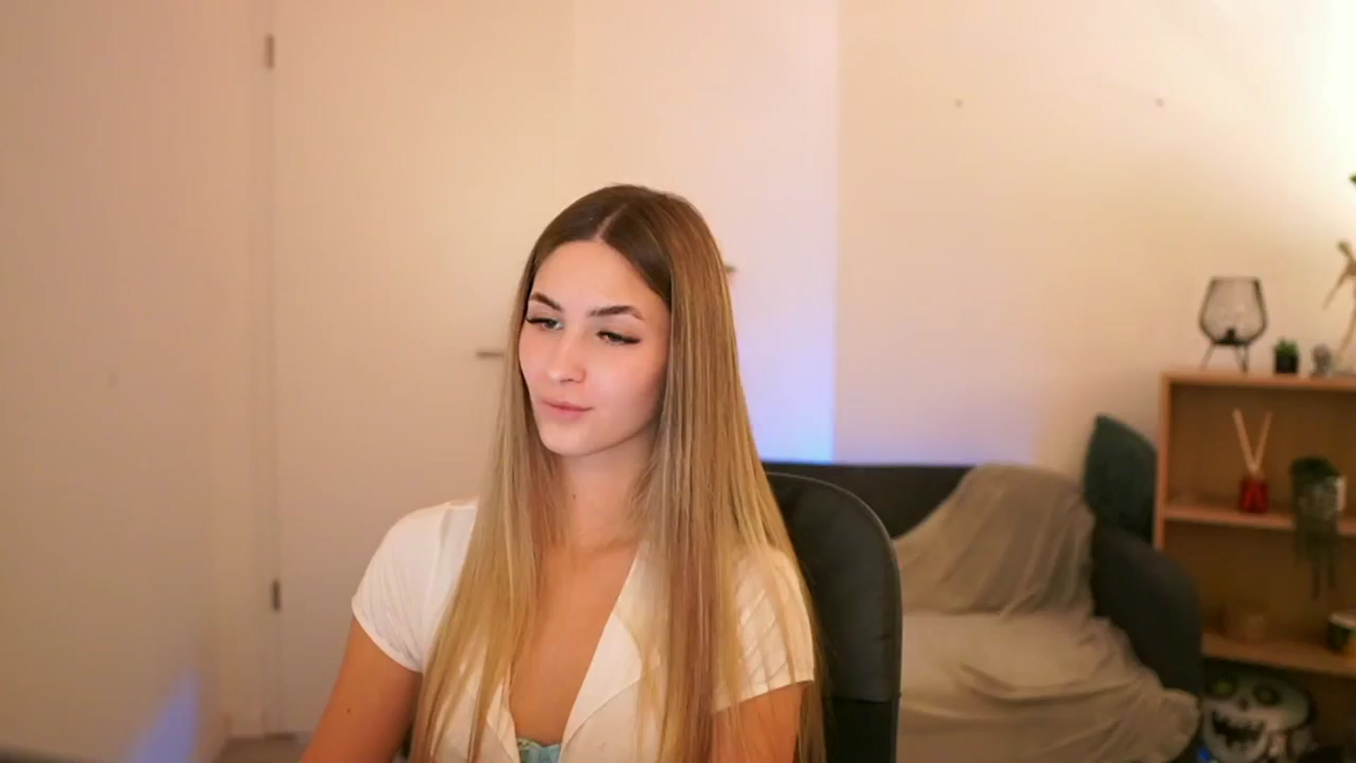 Gallery image thumbnail from CuteGirl_18's myfreecams stream on, 01/21/2025, 18:57 image 7 of 20