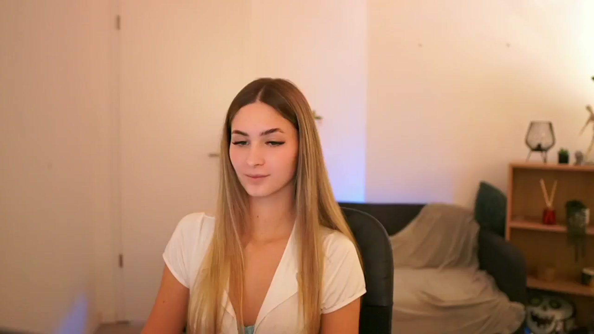 Gallery image thumbnail from CuteGirl_18's myfreecams stream on, 01/21/2025, 18:57 image 1 of 20