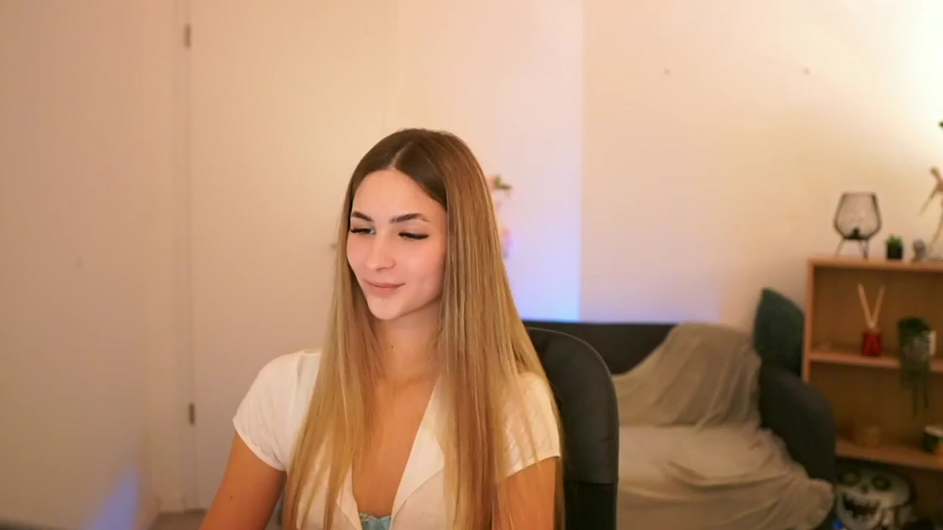 Gallery image thumbnail from CuteGirl_18's myfreecams stream on, 01/21/2025, 18:57 image 8 of 20