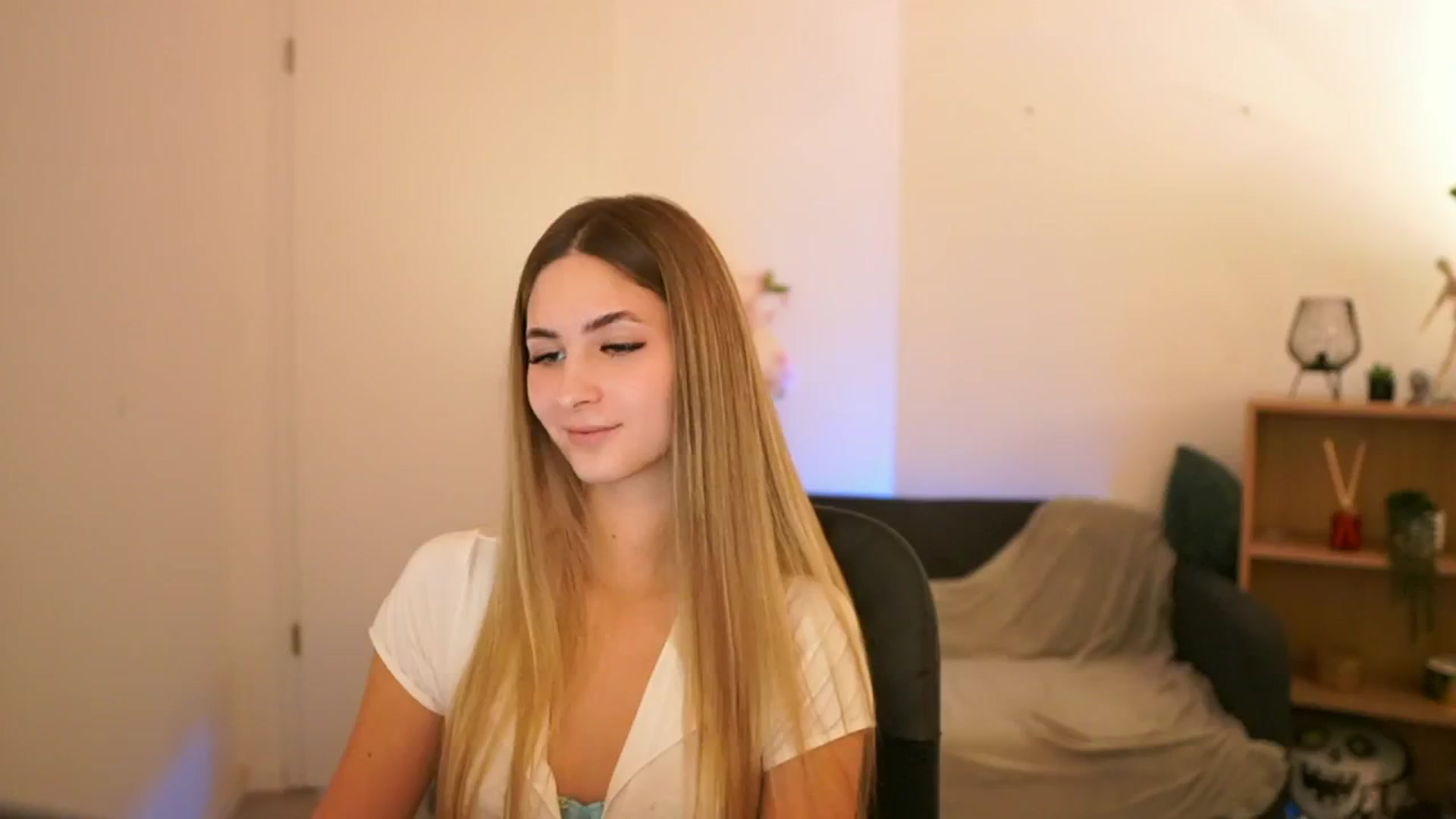 Gallery image thumbnail from CuteGirl_18's myfreecams stream on, 01/21/2025, 18:57 image 6 of 20